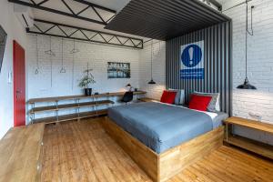 ein Schlafzimmer mit einem großen Bett mit roten Kissen in der Unterkunft Solaris in Ostrava