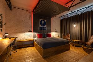 una camera da letto con un letto e una scrivania di Solaris a Ostrava