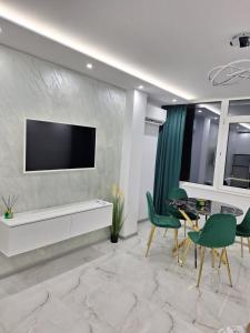 TV a/nebo společenská místnost v ubytování Sandanski park view + 37 fotografií