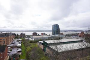 Una vista de una ciudad con un río y edificios. en 2 Bedroom house 10 mins to City Centre & Albert Dock, en Liverpool