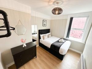 Un dormitorio pequeño con una cama y una ventana. en 2 Bedroom house 10 mins to City Centre & Albert Dock, en Liverpool