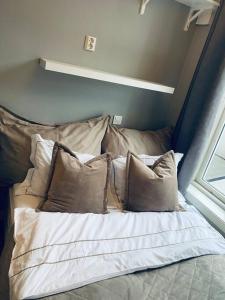 1 cama con 4 almohadas en una habitación en Mycondo no - Ø. Langgt 6, en Tønsberg