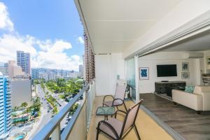 einen Balkon mit Stadtblick in der Unterkunft Ilikai Tower 1717 City View 1BR in Honolulu