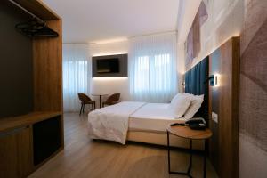 Habitación de hotel con cama y mesa en Hotel Everest, en Trento