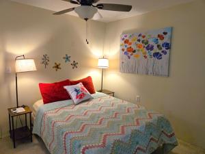 una camera con un letto con due lampade e un quadro di Bryson City Creekside Home with Hot Tub- 3 bedroom-2 bath home a Bryson City