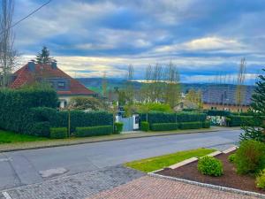 uma rua num bairro residencial com uma casa em Ferienwohnung DOMiziel für 1 bis 4 Personen im Grünen em Hamm