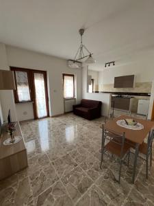 een woonkamer met een tafel en een bank bij Il Momento in Lanciano