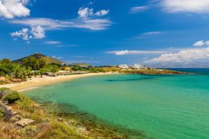 - Vistas a la playa en un día soleado en Dolce Vita Waterfront Villa, Logaras, Paros, en Kampos