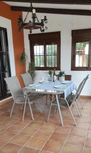 Un comedor con mesa y sillas en LA TITANA, en Huelva