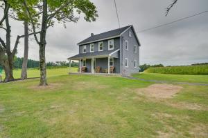 une maison grise sur une colline avec une cour dans l'établissement Charming Biglerville Home with Patio and Yard!, 