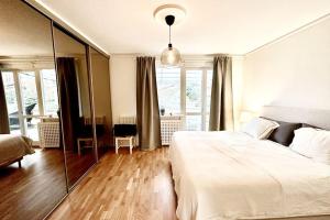 een slaapkamer met een wit bed en een groot raam bij The Majestic Residence -Liseberg - Svenska mässan in Göteborg