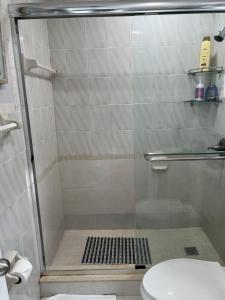 une salle de bain avec une douche avec un lavabo et des toilettes dans l'établissement Little Gables Studio-Your Miami Escape-10min Airport, à Miami 25 autres photos