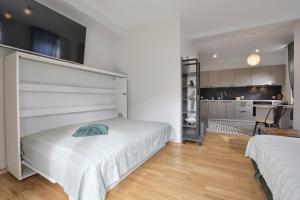 1 dormitorio con 1 cama grande y cocina en Apartament SUDETY en Boguszów-Gorce