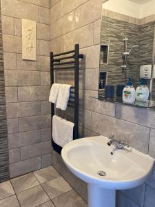 a bathroom with a sink and a mirror at Bealkelly Country House in Killaloe