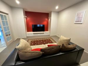 ein Wohnzimmer mit einem Sofa und einem Flachbild-TV in der Unterkunft A Scent of Lavender in Mount Gambier