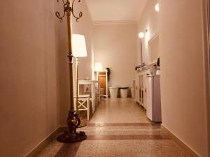 a hallway with a light pole in a room at CAPOSTAZIONE22 in Pisa