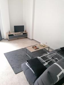 a living room with a couch and a coffee table at Appartement-Vierzon-centre in Vierzon