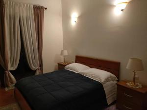 - une chambre avec un lit, deux lampes et une fenêtre dans l'établissement One bedroom apartement with furnished balcony at Borgo San Lorenzo, à Borgo San Lorenzo