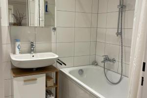 ein Badezimmer mit einem Waschbecken und einer Badewanne in der Unterkunft Private Rooms in Hannover