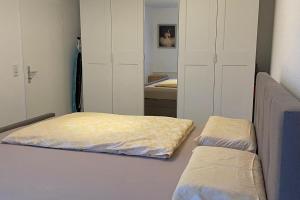 Zimmer mit 2 Betten in einem Zimmer mit Spiegel in der Unterkunft Private Rooms in Hannover