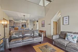 sala de estar con 2 sofás de cuero y cocina en SNOW FLOWER 127 condo, en Park City 42 fotos más