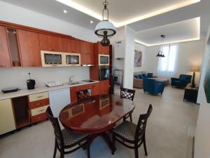 a kitchen and living room with a table and chairs at Bela Vila in Banja Koviljača