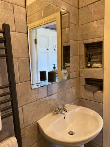 bagno con lavandino e specchio di Bealkelly Country House a Killaloe