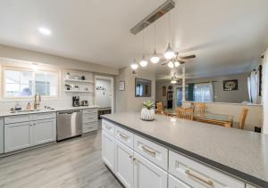 O bucătărie sau chicinetă la Charming pet friendly family getaway Santa Clarita