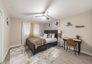 Un pat sau paturi într-o cameră la Charming pet friendly family getaway Santa Clarita
