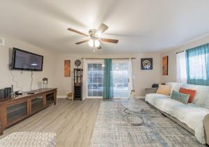 Un televizor și/sau centru de divertisment la Charming pet friendly family getaway Santa Clarita