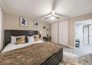 1 dormitorio con 1 cama grande y ventilador de techo en Charming pet friendly family getaway Santa Clarita en Santa Clarita