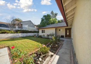 - Vistas al patio trasero de una casa con jardín en Charming pet friendly family getaway Santa Clarita en Santa Clarita