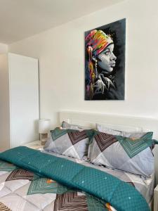 um quarto com uma cama com um quadro na parede em White legend studio room and two bedroom em Acra