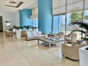 Palmetto Sunset Balcones con vista al mar Cartagena في كارتاهينا دي اندياس: غرفة معيشة مع كنب وطاولة