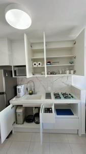 A cozinha ou cozinha compacta de Chácara Santo Antônio 1 dormitório com sacada