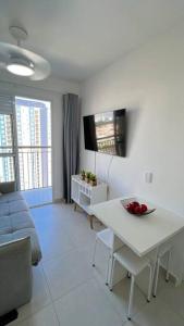 uma sala de estar branca com um sofá e uma mesa em Chácara Santo Antônio 1 dormitório com sacada em São Paulo