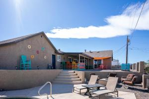 un patio con sillas y mesas y un edificio en Modern Desert Delight! 4- bedrooms, pool, gameroom en Lake Havasu City