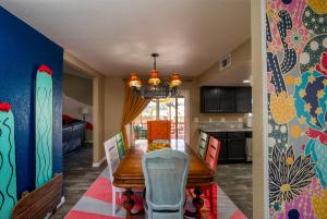cocina y comedor con mesa y sillas en Modern Desert Delight! 4- bedrooms, pool, gameroom en Lake Havasu City