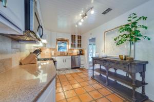 A kitchen or kitchenette at Lovely Lubbock Home with Furnished Deck and Grill