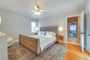 - une chambre avec un lit et un ventilateur de plafond dans l'établissement Lovely Lubbock Home with Furnished Deck and Grill, à Lubbock