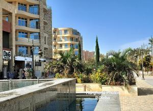 uma piscina em frente a um edifício em Princess Resort em Hurghada