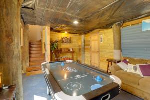 Τραπέζι μπιλιάρδου στο Oceanfront Milford Home with View and Boat Access