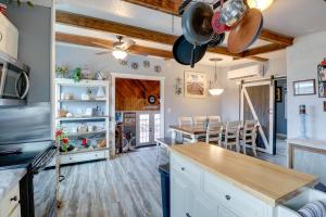 Η κουζίνα ή μικρή κουζίνα στο Oceanfront Milford Home with View and Boat Access