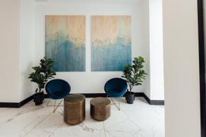 pokój z 2 krzesłami i 2 stołkami w obiekcie RS Boutique Apartments w Alicante