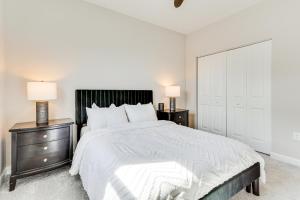 En eller flere senge i et værelse på Idyllic Miami Townhome with Grill and Lake Views