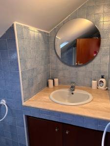 La salle de bains est pourvue d'un lavabo et d'un miroir. dans l'établissement La Mansarda, à Caprioli