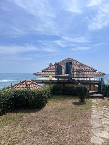 ein Haus mit einem gefliesten Dach am Strand in der Unterkunft La Mansarda in Caprioli