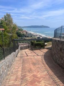 einen Backsteinsteg mit Blick auf den Strand in der Unterkunft La Mansarda in Caprioli