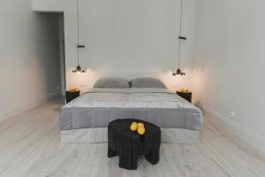格地尼亞的住宿－Apartment Gdynia Centrum SEA 5 min do morza，一间卧室配有一张床和一张带水果的桌子