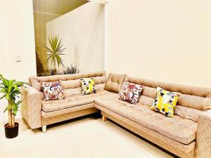 a living room with a couch with pillows on it at Cekalli in León